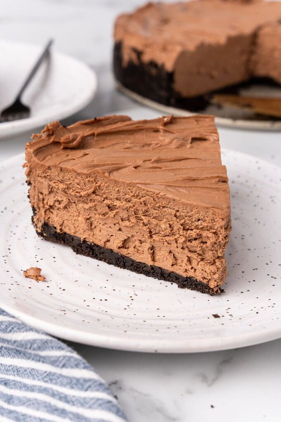 Ein süßer Kuchen gefüllt mit Mascarpone und Schokolade.