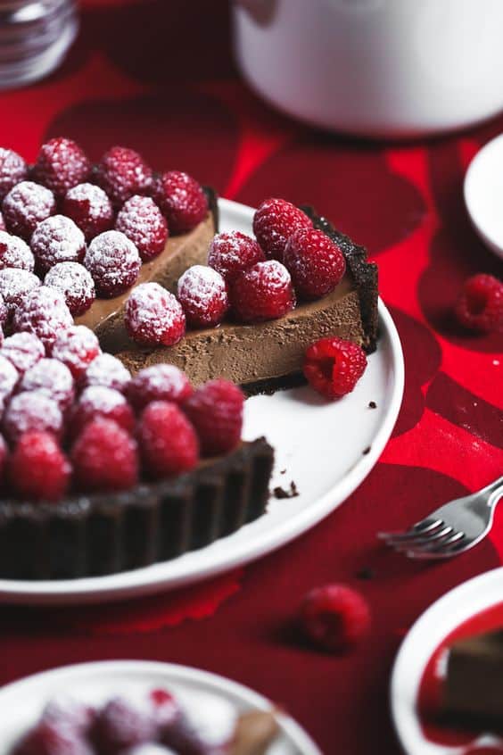 Nádherný čokoládový koláč s celými malinami a moučkovým cukrem. 