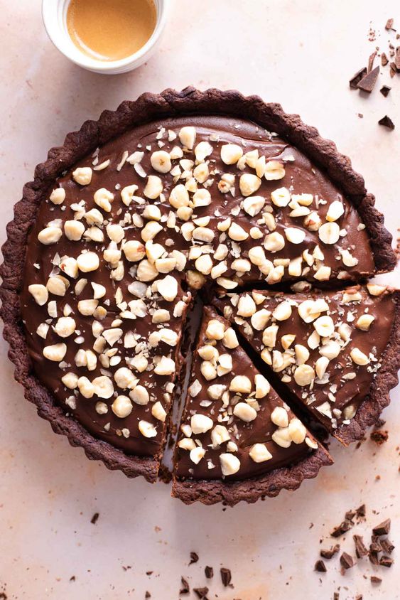 Křehká čokoládová krusta naplněná směsí z lískových ořechů.